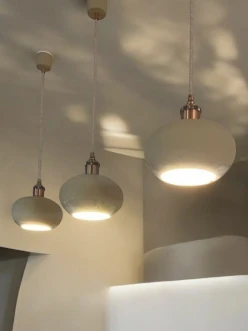 Artisan tenant des pots